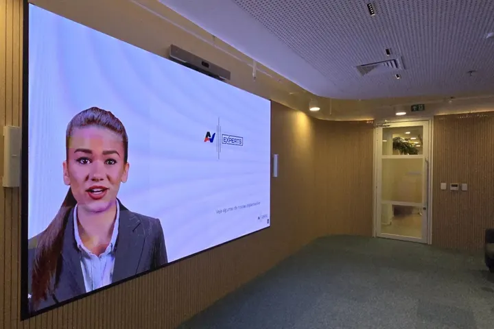 Auditório com painel de LED implantado pela AVexperts